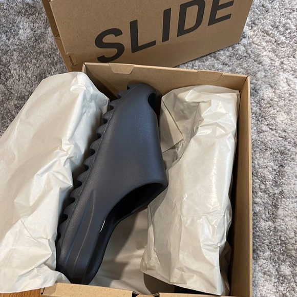 Adidas Yeezy Slide - Black, Onyx, Deadstock (DS) - Picture 5 of 8